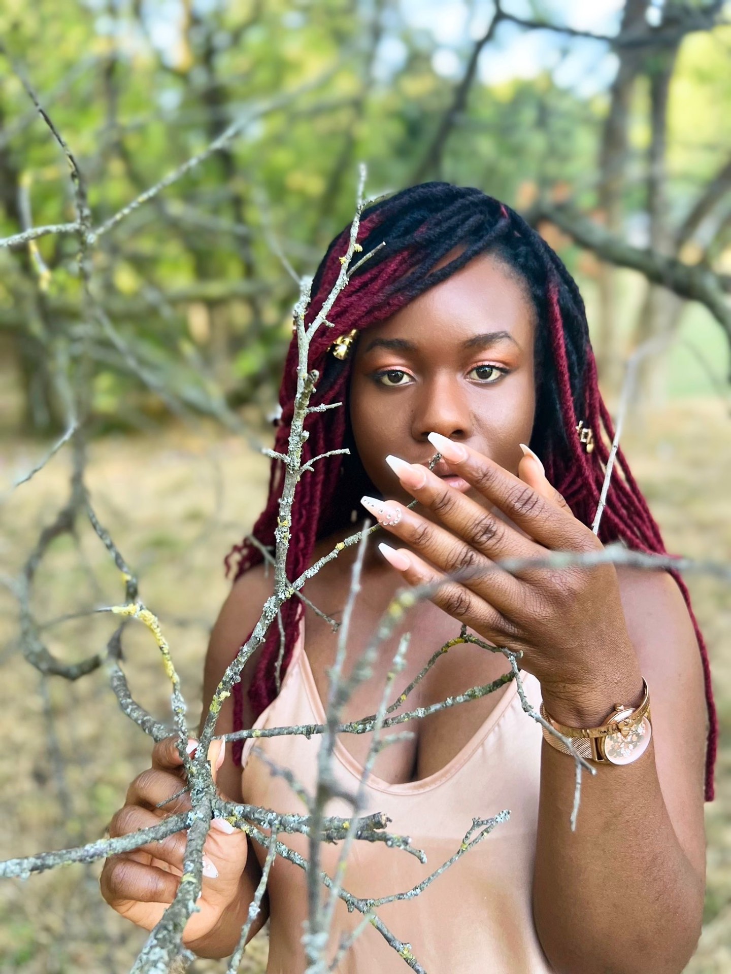 LadyJuli — ritratto naturale tra i rami